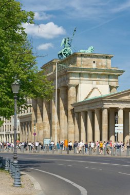   Berlin, Almanya 01 Mayıs 2025: Platz des 18 'in görüntüsü. Brandenburg Kapısı ile Marz, Brandenburger Tor Alman başkenti Berlin 'in simgesidir.                              