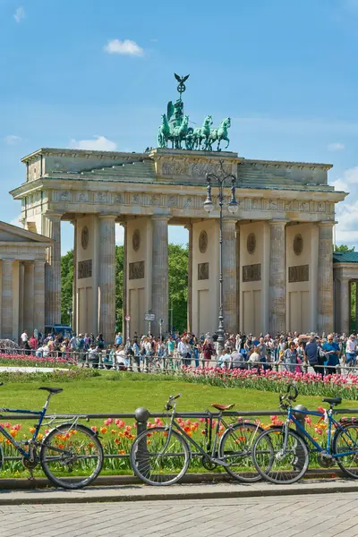 Berlin, Almanya 01 Mayıs 2025: Berlin 'de turistler ve Alman başkentinin bir simgesi olan Brandenburg Kapısı ile Pariser Platz                               