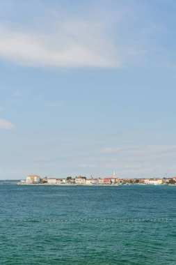  Adriyatik Denizi 'nin Hırvat kıyısındaki Porec kentinin üst kesiminde metin alanı                              