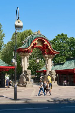 Berlin, Almanya 2 Mayıs 2025: Berlin 'in Tiergarten bölgesindeki Zooloji Bahçesinin ana girişlerinden biri olan Fil Kapısı.