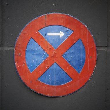  Almanya 'nın Berlin şehir merkezinde bir duvarda dur tabelası yok.                              