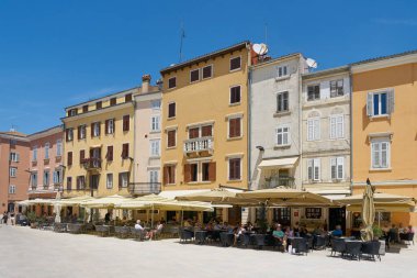 Rovinj, Hırvatistan: Hırvatistan 'ın Rovinj meydanında çok sayıda tatilci bulunan restoranlar                               