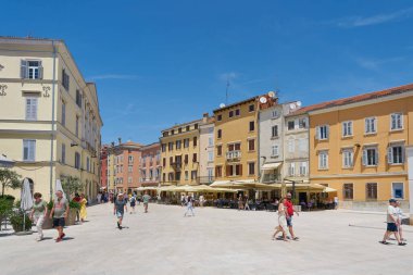  Rovinj, Hırvatistan 'ın 03 Haziran 2025: Hırvatistan liman kenti Rovinj' in bazı turist ve restoranlarla ana meydanı                              