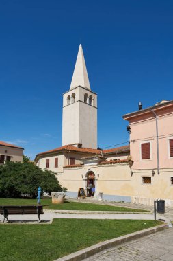    Porec, Hırvatistan: Hırvatistan 'ın eski Porec kentindeki 6. yüzyıl Euphrasian Bazilikası' nın kilise kulesi                            