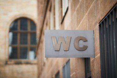  Almanya 'nın Nuremberg şehir merkezinde umumi tuvalet için imza atın.                              