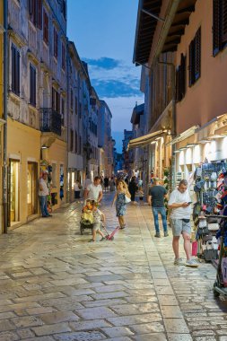 Porec, Hırvatistan 4 Haziran 2025: Hırvatistan 'ın aydınlık eski Porec kentindeki mağazalar ve turistlerle dolu sokak                               