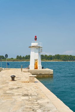 Novigrad, Hırvatistan - Haziran 06, 2025: Adriyatik kıyısındaki Hırvat liman kenti Novigrad 'ın iskelesindeki deniz feneri                               