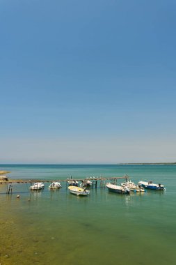   Hırvatistan 'ın Adriyatik Denizi kıyısındaki Porec sahilindeki bir iskelede tekneler                             