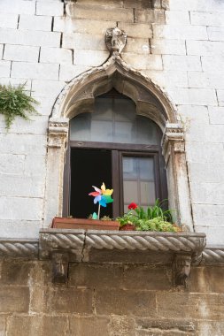 Hırvatistan 'ın eski Porec kasabasındaki eski bir sarayın penceresi                               