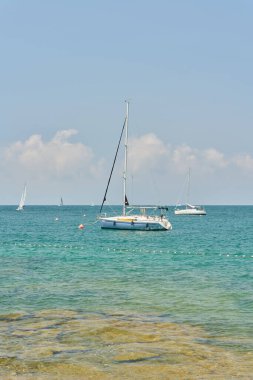 Novigrad, Hırvatistan 6 Haziran 2025: Hırvatistan 'ın Adriyatik Denizi kıyısındaki Novigrad açıklarındaki limanında yelkenli                               