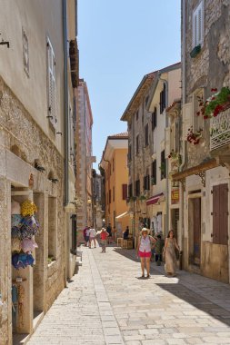   Porec, Hırvatistan 7 Haziran 2025: Hırvatistan 'ın tarihi eski Porec kentinde bazı turistlerle alışveriş caddesi                             