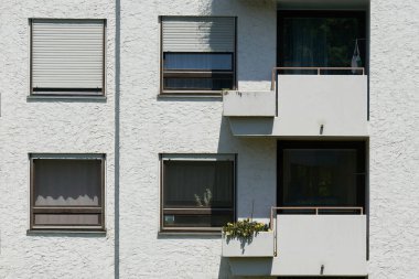   Almanya 'nın Nuremberg şehrinde pencere ve balkonlu kiralık bir mülkün ön cephesi                             