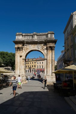  Pula, Hırvatistan 31 Mayıs 2025: Sergierbogen, Sergius Arch, Roma döneminden kalma arcus Sergii, Hırvatistan 'ın tarihi Pula kentinin simgelerinden biri.                              