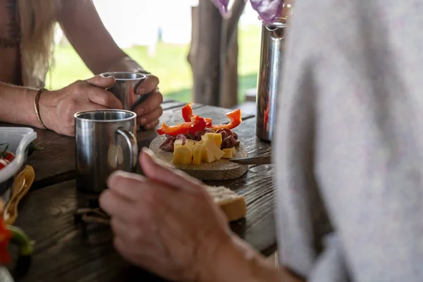 Ξύλινη Σανίδα Τυρί Λουκάνικο Και Πάπρικα Στέκεται Ένα Ρουστίκ Τραπέζι — Φωτογραφία Αρχείου