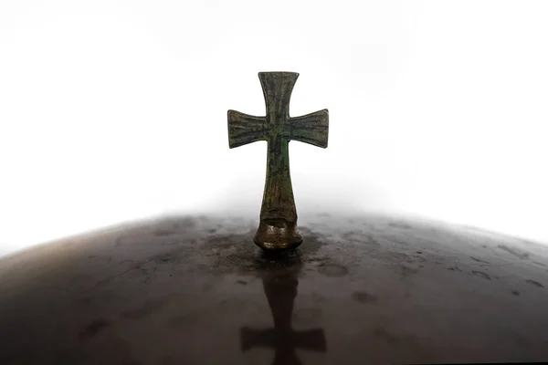 Bronze Escuro Cruz Cristã Contra Fundo Branco — Fotografia de Stock