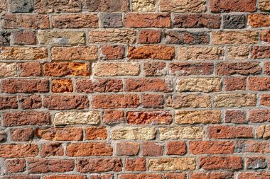 Kırmızı tuğlalı arka plan, eskimiş tuğlalar, çimento eklemleri ve yaşlı, pasaklı bir görünüm. Mimari, kentsel veya klasik tasarım projeleri için ideal.