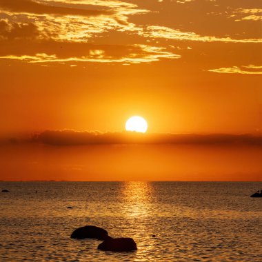 Doğa bileşimi. Denizin üzerinde gün batımı.