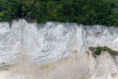 Ruegen Almanya 'sında Baltık Denizi kıyısındaki beyaz tebeşir kayalıkları geri sayım olarak gösterilir.