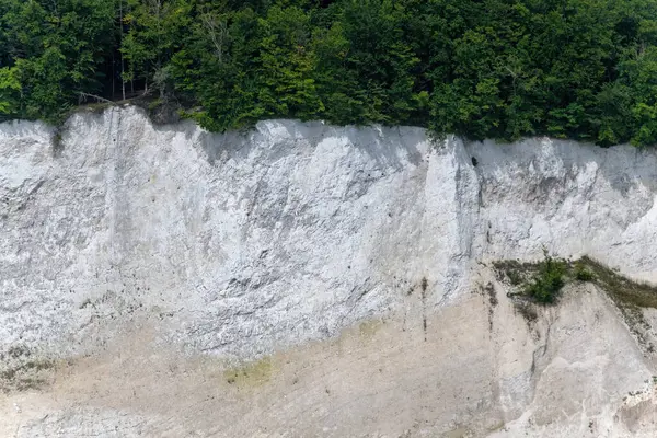 Ruegen Almanya 'sında Baltık Denizi kıyısındaki beyaz tebeşir kayalıkları geri sayım olarak gösterilir.