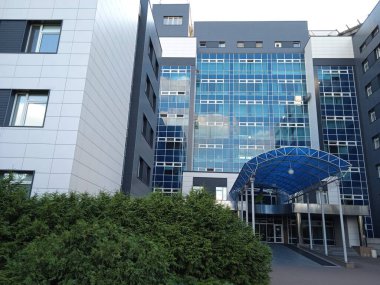 Şehrin modern binası.