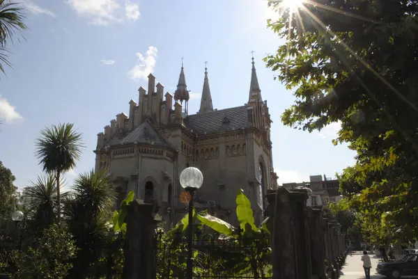 Güzel mimarisi olan bir kilise. 