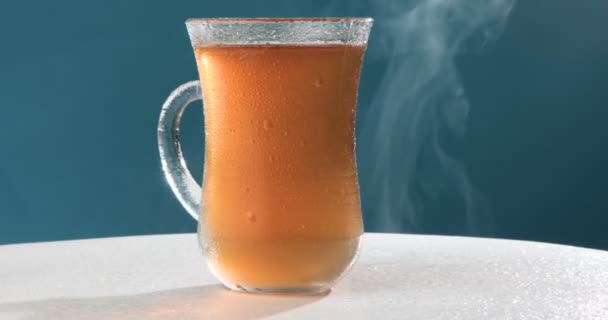 Obracanie Gorącej Tureckiej Filiżanki Herbaty — Wideo stockowe