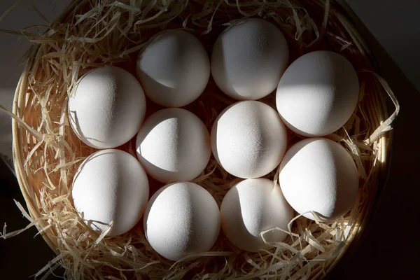 Λευκά Αυγά Ψάθινο Καλάθι — Φωτογραφία Αρχείου