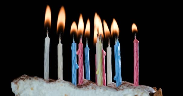 배경에 케이크 축제용 촛불을 — 비디오