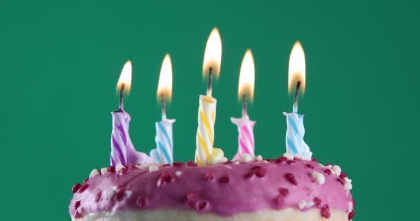 배경에 케이크 축제용 촛불을 — 비디오