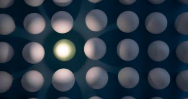 Mavi arka planda mumları olan beyaz yumurtalar