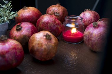El bombaları bir mum ateşiyle masada.