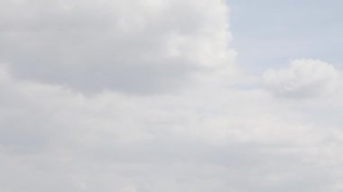 Mavi gökyüzünde beyaz bulutlar süzülür