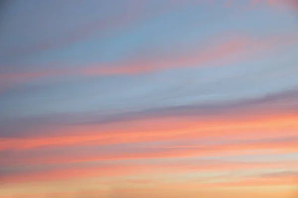 パステルカラー ピンクオレンジ ブルーのストライプの美しい夕日の景色 — ストック写真