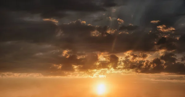Мрійливі Золоті Пейзажі Заходу Сонця Сірими Хмарами Над — стокове фото