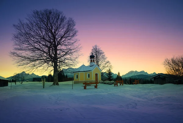 Мечтательный Зимний Пейзаж Заката Баварских Альп Паломническая Часовня Возле Дерева — стоковое фото