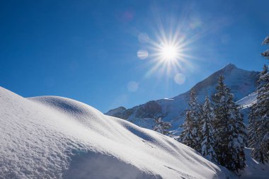 Kış manzarası Alpspitze Dağı, parlak güneş ışığı ve ışık parlamaları. Yukarı Bavyera manzarası