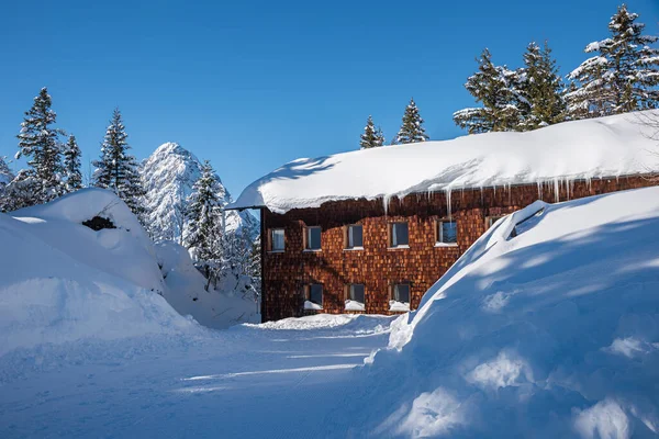 Ξύλινο Χιόνι Σκεπασμένο Σπίτι Στο Αλπικό Τοπίο Χειμερινό Θέρετρο Κοντά — Φωτογραφία Αρχείου