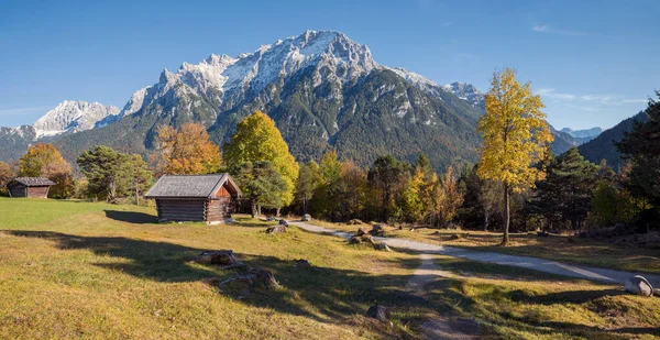 Idyllischer Wanderweg Von Kranzberg Nach Mittenwald Blick Ins Karwendelgebirge Herbstlicher — Stockfoto