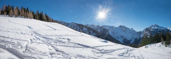 滑雪带着粉雪和跑道 冬季运动胜地珀提索 Zwolferkopf Tirol 澳大利亚的风景 — 图库照片