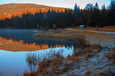 Sonbahar manzarası, Ferchensee Gölü kıyısı, Mittenwald yakınlarında.