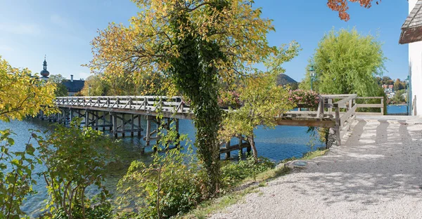 Ort島からGmundenの観光地への橋 秋のトラウンゼー湖ザルツカンマーグート オーストリア — ストック写真