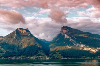 Thunersee Gölü Niederhorn Dağı manzaralı dramatik renkli bulutlar