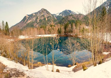 Christlessee Trettach Vadisi, Oberstdorf yakınlarında. Allgau Alpleri. Almanya 'nın güneyinde kışın sonunda kar dinerken manzara.