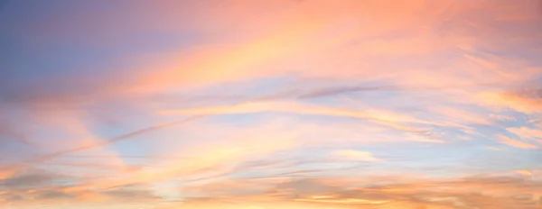 梦幻般的落日天空全景 色彩斑斓的云彩 横向背景 — 图库照片