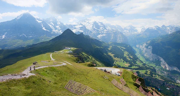 从曼尼肯山顶到劳特布鲁南山谷和著名的瑞士阿尔卑斯山的景色 徒步旅行的小径 — 图库照片