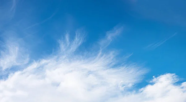 Hermoso Panorama Del Cielo Con Nubes Cirrus Esponjosas Espacio Copia — Foto de Stock