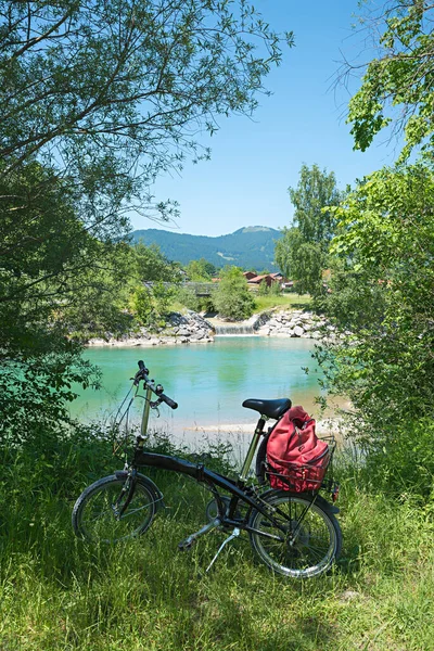 绿松石依萨河边的自行车 从巴德托尔兹到凌日的田园诗般的路线 — 图库照片