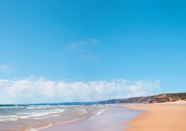 bavyera sonbahar manzara ferchensee, bulutlar ve kopya alanı ile mavi gökyüzü arka plan