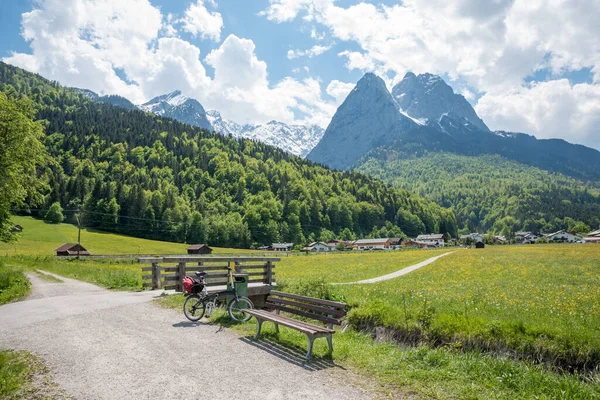 Místo Odpočinku Lavičkou Cyklotrasa Garmischu Grainau Jaře Idylická Krajina Horním — Stock fotografie