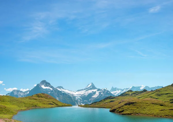 Blå Himmel Bakgrund Med Idylliska Landskap Switzerland Sjön Bachalpsee Bernese — Stockfoto